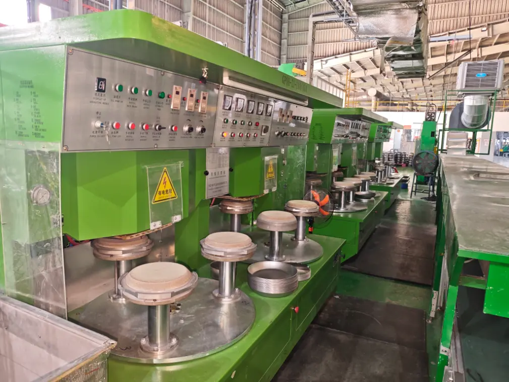 Машина для пайки оснований кухонных принадлежностей установлена ​​за рубежом.